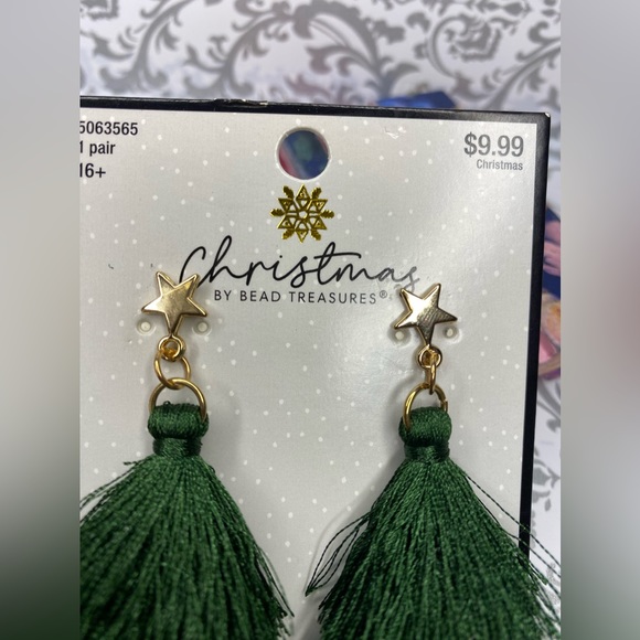 Pine Tree Style Strand with Gold-Tone Star Earrings - Picture 4 of 8